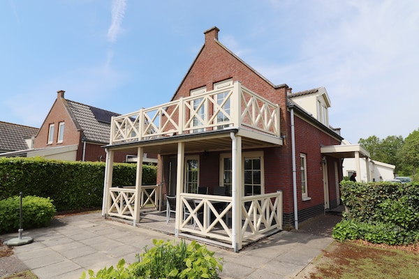 Vrijstaand waterhuis aan het meer in Simonshaven – ideaal voor 6 personen - thumbnail 1