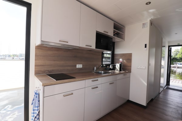 Luxe woonboot Refugio aan het water in pittoreske haven van Lemmer - thumbnail 2