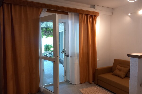 Knus appartement met balkon en zeezicht op 5 meter van het strand van Rab - thumbnail 5