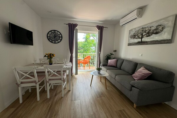 Appartement met balkon en deels zeezicht op 100m van het strand in Srebreno - thumbnail 1
