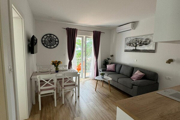 Appartement met balkon en deels zeezicht op 100m van het strand in Srebreno - thumbnail 3