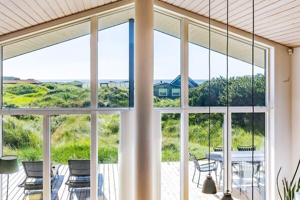 8-persoons vakantiehuis aan zee in Løkken met luxe buitenbad - thumbnail 1