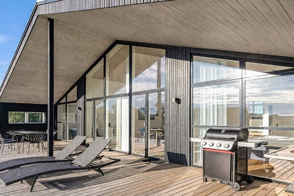 8-persoons vakantiehuis aan zee in Løkken met luxe buitenbad - thumbnail 3