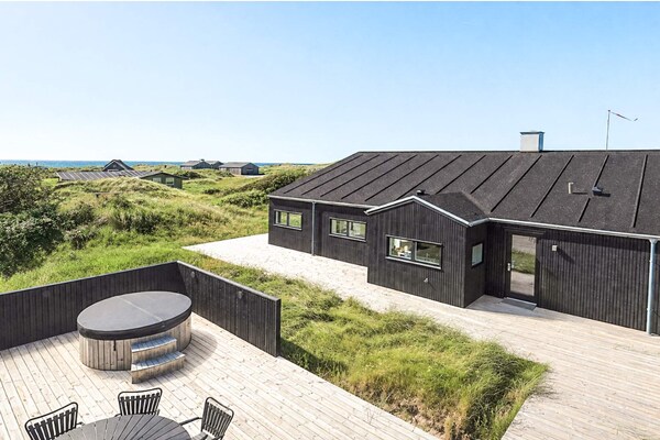 8-persoons vakantiehuis aan zee in Løkken met luxe buitenbad - thumbnail 4