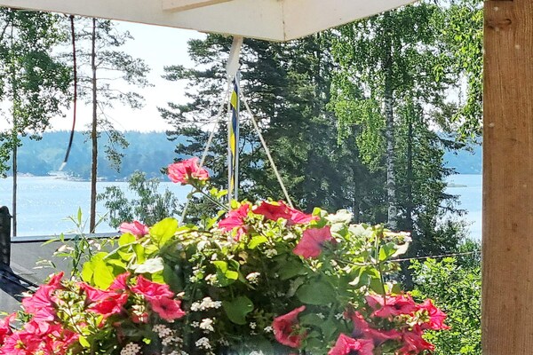 Vrijstaand vakantiehuis met zeezicht en weelderige tuin nabij Stockholm - thumbnail 6
