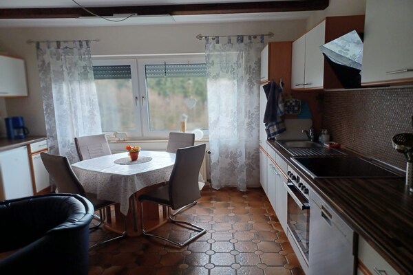 Sauerland appartement op boerderij met bosrijke omgeving en terras - thumbnail 3