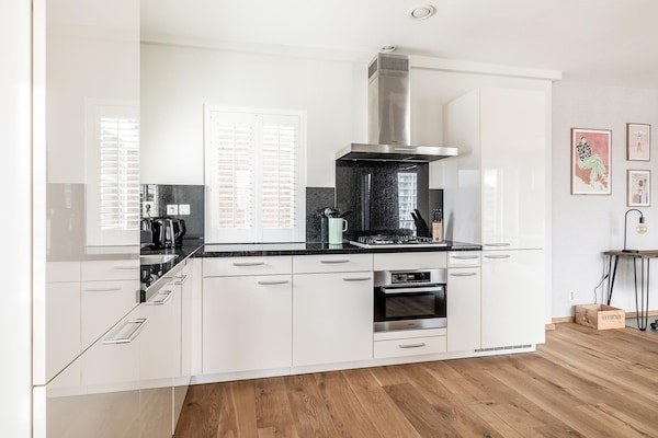 Elegant appartement met panoramisch zeezicht in Scheveningse haven - thumbnail 3