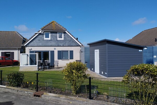 Comfortabel vakantiehuis in Ouddorp, 10 minuten van strand en zee - thumbnail 1