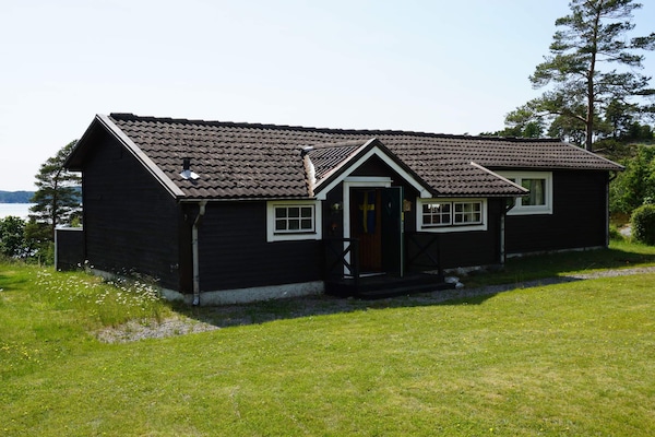 Zweeds vakantiehuis met panoramisch fjordzicht bij kindvriendelijk zandstrand - thumbnail 1