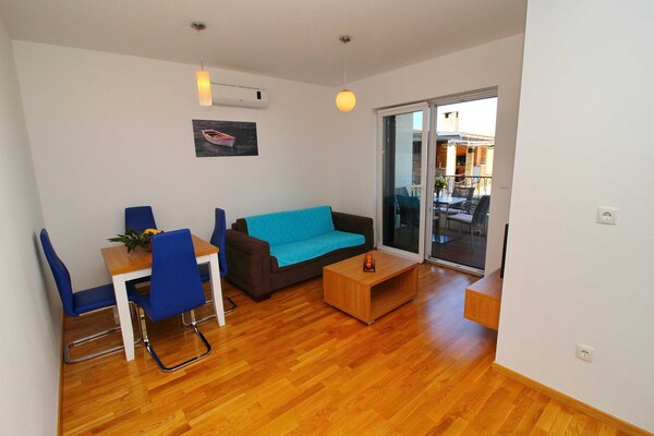 Knus appartement met terras en zwembad op 100m van zee in Drače - thumbnail 2