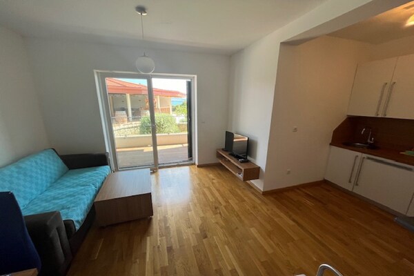 Knus appartement met terras en zwembad op 100m van zee in Drače - thumbnail 1