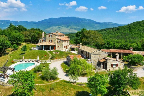 Luxe villa in Istrië voor 15 gasten met zwembad en panoramisch uitzicht - thumbnail 2