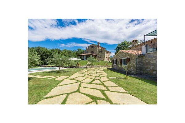 Luxe villa in Istrië voor 15 gasten met zwembad en panoramisch uitzicht - thumbnail 6