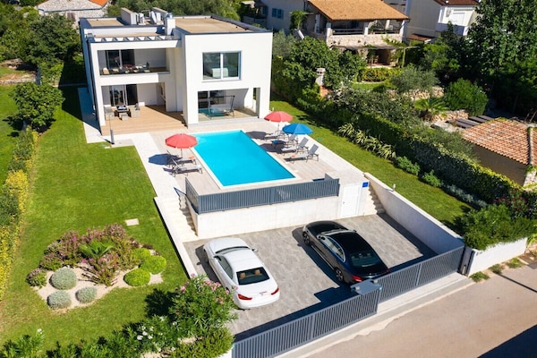 Ruime villa voor 8 personen met 4 badkamers nabij Malinska, 1 km van centrum - thumbnail 2