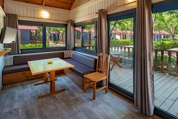 Vrijstaand chalet op 300m van het strand in Blanes met zwembad en wifi - thumbnail 2