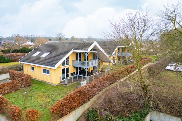 Ruim 8-persoons vakantiehuis direct aan het Granzower Meer met eigen tuin - thumbnail 1