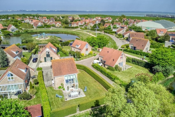 Licht vakantiehuis met serre op 500m van het strand in Breskens - thumbnail 1