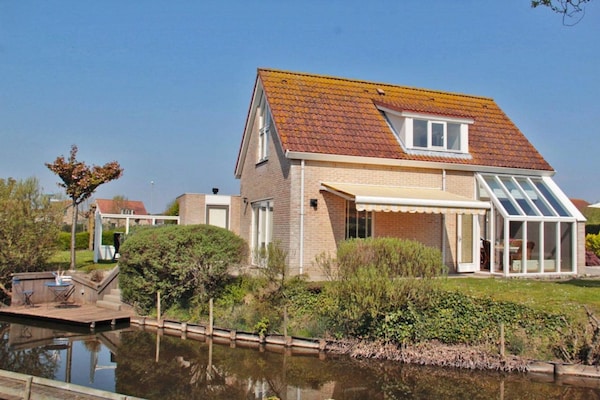 Scheldeveste 12: Vrijstaand vakantiehuis aan het water in Breskens - thumbnail 1
