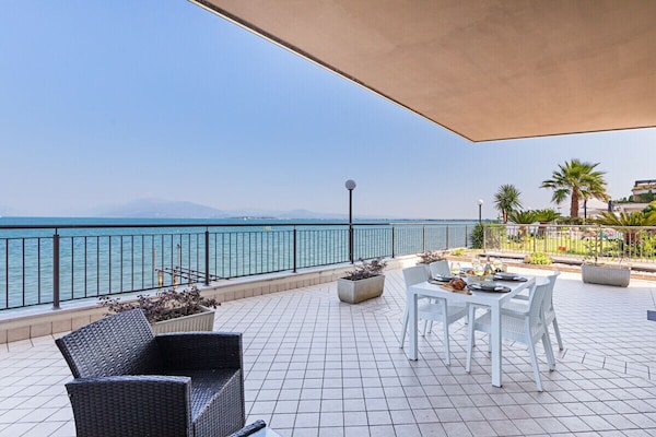 Modern appartement aan het Gardameer met zwembad en meerzicht in Desenzano - thumbnail 2