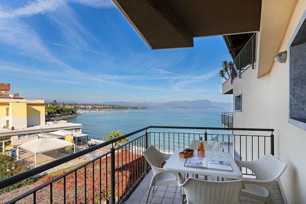 Modern appartement aan het Gardameer met zwembad en meerzicht in Desenzano - thumbnail 4