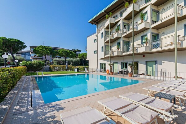 Modern appartement aan het Gardameer met zwembad en meerzicht in Desenzano - thumbnail 5