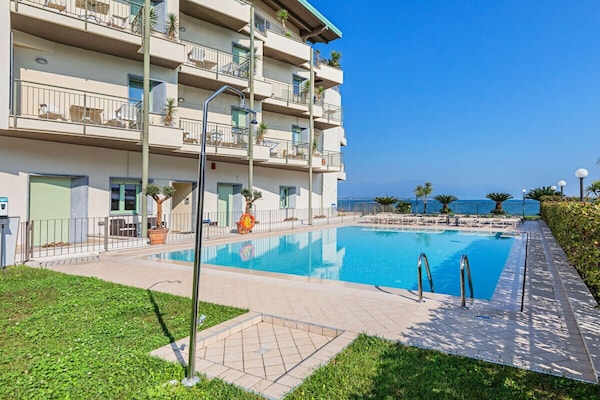 Modern appartement aan het Gardameer met zwembad en meerzicht in Desenzano - thumbnail 6
