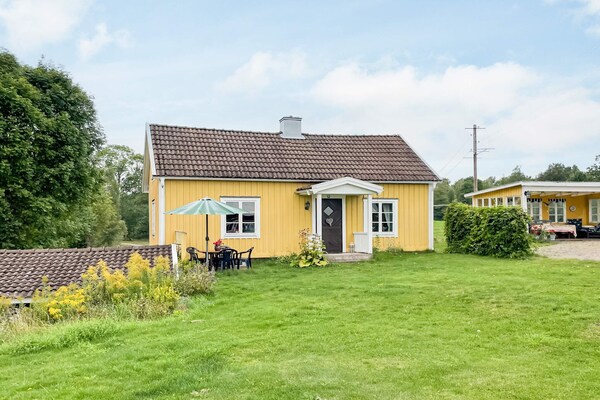 Zweeds vakantiehuis bij meer en golfbaan in Virserum - thumbnail 1