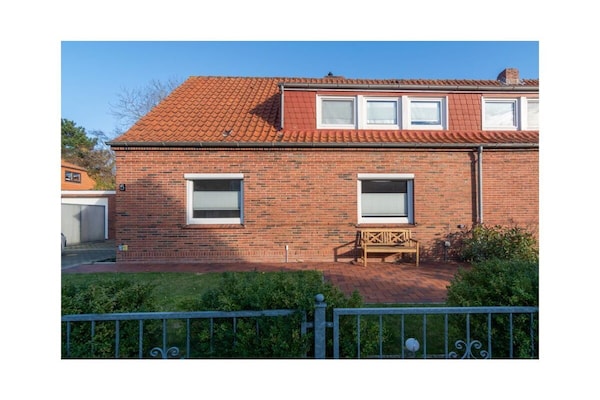 Möwenblick Norden: knus appartement met tuin vlakbij centrum - thumbnail 2