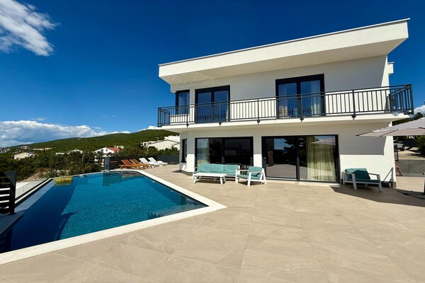 Villa V in Crikvenica: Ruim vakantiehuis voor 10 personen met 5 slaapkamers - thumbnail 2