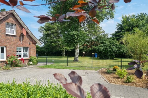 Comfortabel vakantiehuis met grote omheinde tuin in Großheide - thumbnail 1