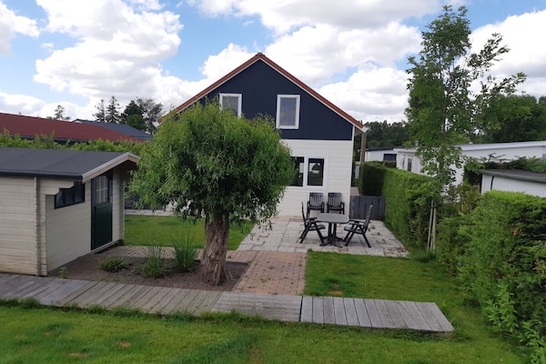 Vrijstaande bungalow aan het water in Wervershoof voor 6 personen - thumbnail 2