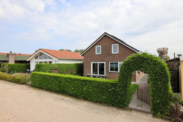 Vrijstaande bungalow aan het water in Wervershoof voor 6 personen - thumbnail 3