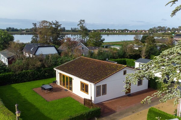 Chalet De Wilgenroos in Wervershoof: ruim vakantiehuis voor 8 personen - thumbnail 1
