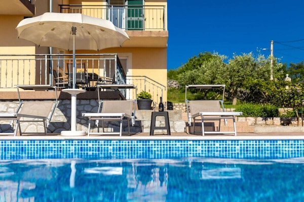 Ruim vakantiehuis met privézwembad en zeezicht bij Krk voor 8 personen - thumbnail 5