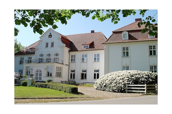 Koninklijk overnachten in een 120m² appartement op kasteel Badow - thumbnail 1