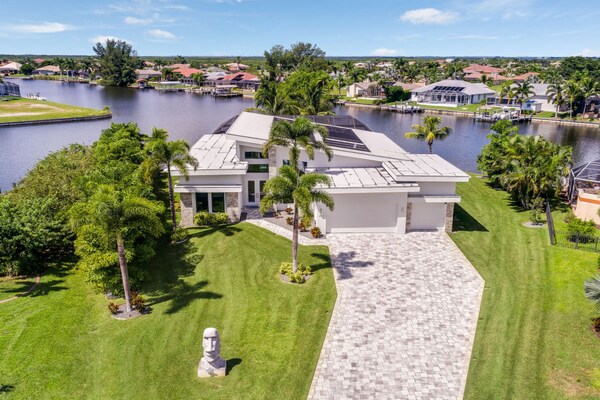 Design villa op schiereiland met adembenemend waterzicht in Cape Coral - thumbnail 2