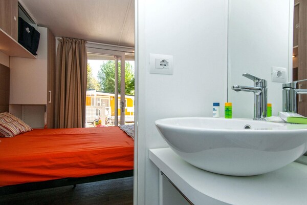 Ruime lodge vlakbij zee met zwembaden en privéstrand in Punta Marina Terme - thumbnail 3