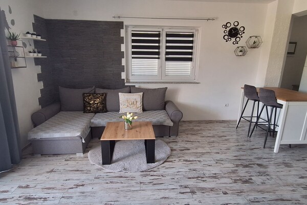 Op 700 m van het strand: luxe appartement Belisima Delux op Rab - thumbnail 1