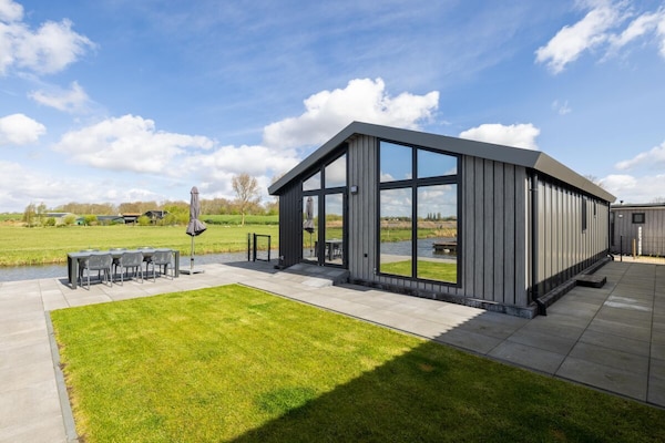 Luxe 6-persoons chalet aan vaarwater in Wervershoof met omheinde tuin - thumbnail 1