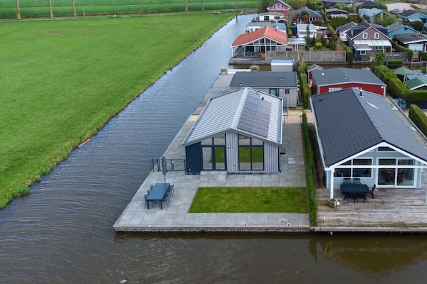 Luxe 6-persoons chalet aan vaarwater in Wervershoof met omheinde tuin - thumbnail 2
