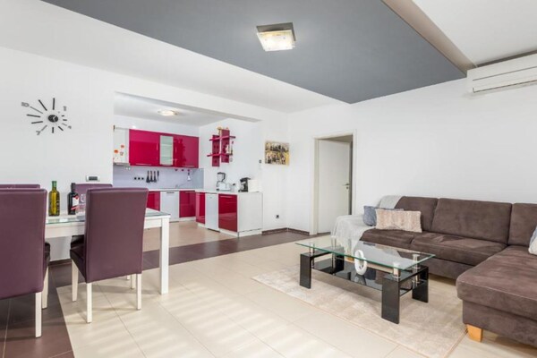 Moderne vier-slaapkamer villa met privézwembad op 800m van het strand in Medulin - thumbnail 5