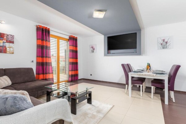 Moderne vier-slaapkamer villa met privézwembad op 800m van het strand in Medulin - thumbnail 3