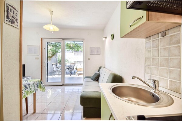 Aan het strand: Comfortabel appartement in Povlja op Brac - thumbnail 3