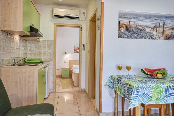 Aan het strand: Comfortabel appartement in Povlja op Brac - thumbnail 2