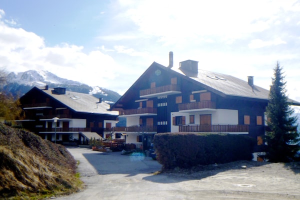 Rustiek appartement voor 6 aan de golfbaan in WALI, Zwitserland - thumbnail 1