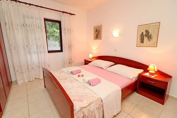 Appartement LANA: 2 slaapkamers, terras met zeezicht in baai Vrbovica - thumbnail 4