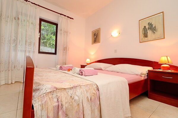 Appartement LANA: 2 slaapkamers, terras met zeezicht in baai Vrbovica - thumbnail 6