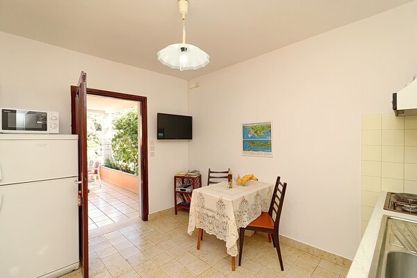 Appartement LANA: 2 slaapkamers, terras met zeezicht in baai Vrbovica - thumbnail 2