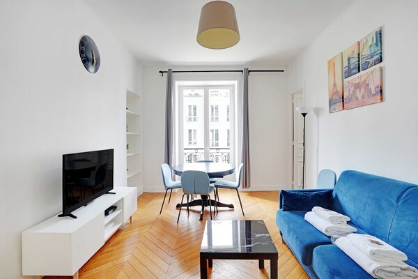Licht 2-slaapkamerappartement in levendig Bonne-Nouvelle, Parijs - thumbnail 1