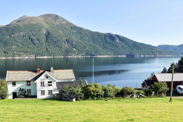 Sfeervol vakantiehuis aan de fjord met eigen kustlijn en sauna - thumbnail 1